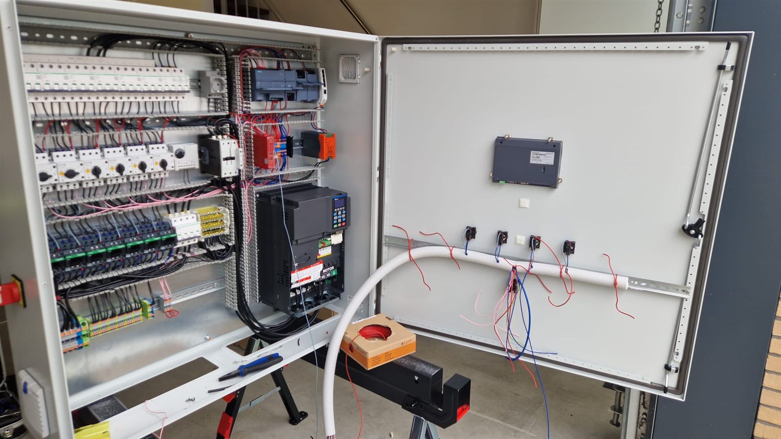 Maschinensteuerung für eine Freikühleranlage im Aufbau, mit Siemens S7-1200 SPS, Frequenzumrichter und Motorschutzschaltern
