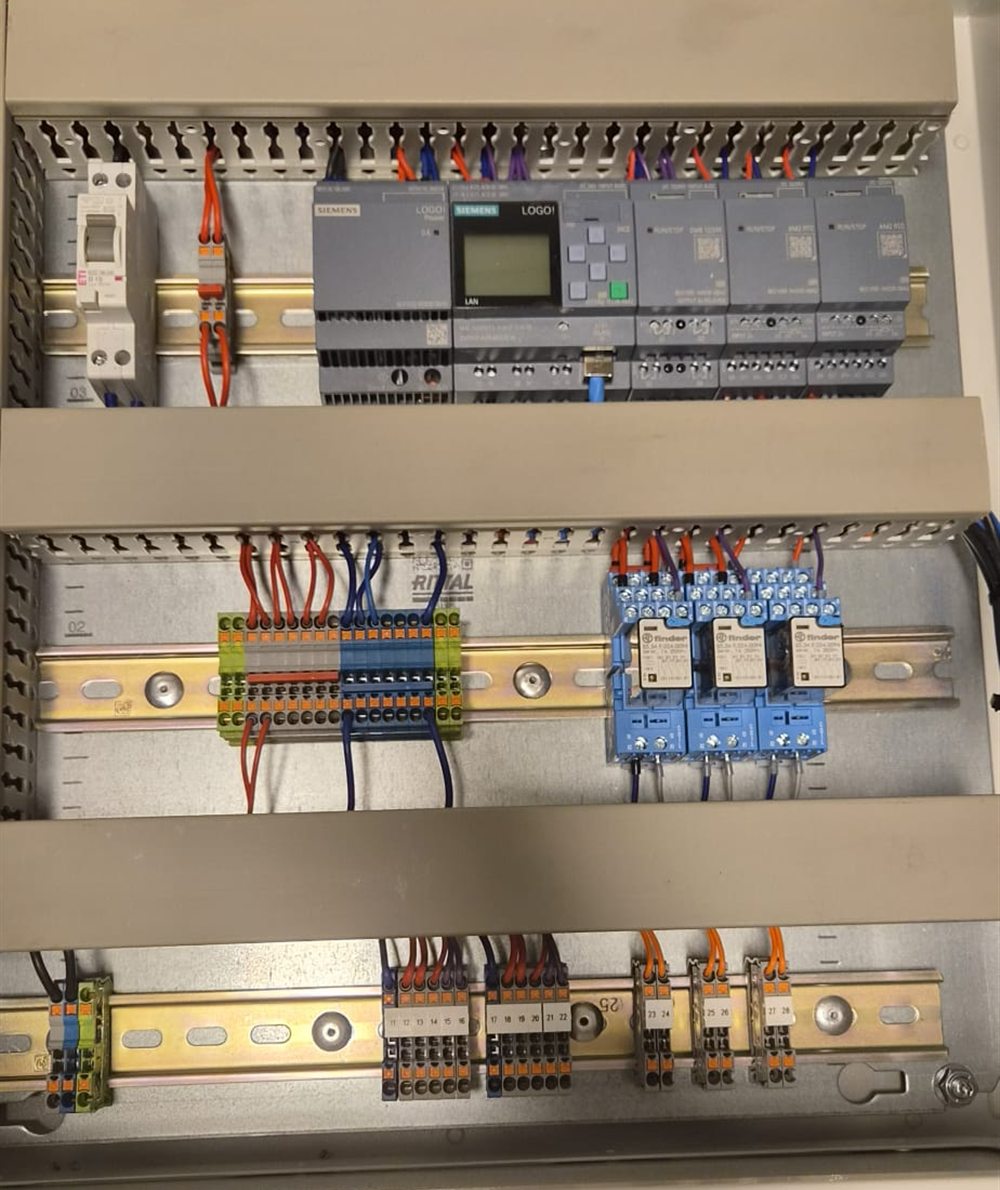Innenansicht eines kompakten Schaltschranks mit Siemens-Komponenten für die Ventilsteuerung eines Granulat-Fördersystems