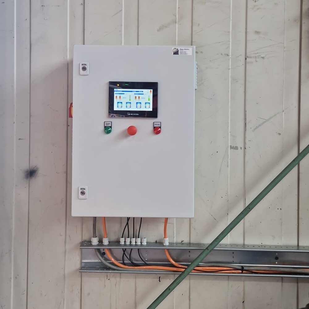 Kompakter Schaltschrank mit HMI-Touchscreen für die druckgeführte Ansteuerung von zwei Kühlwasserpumpen